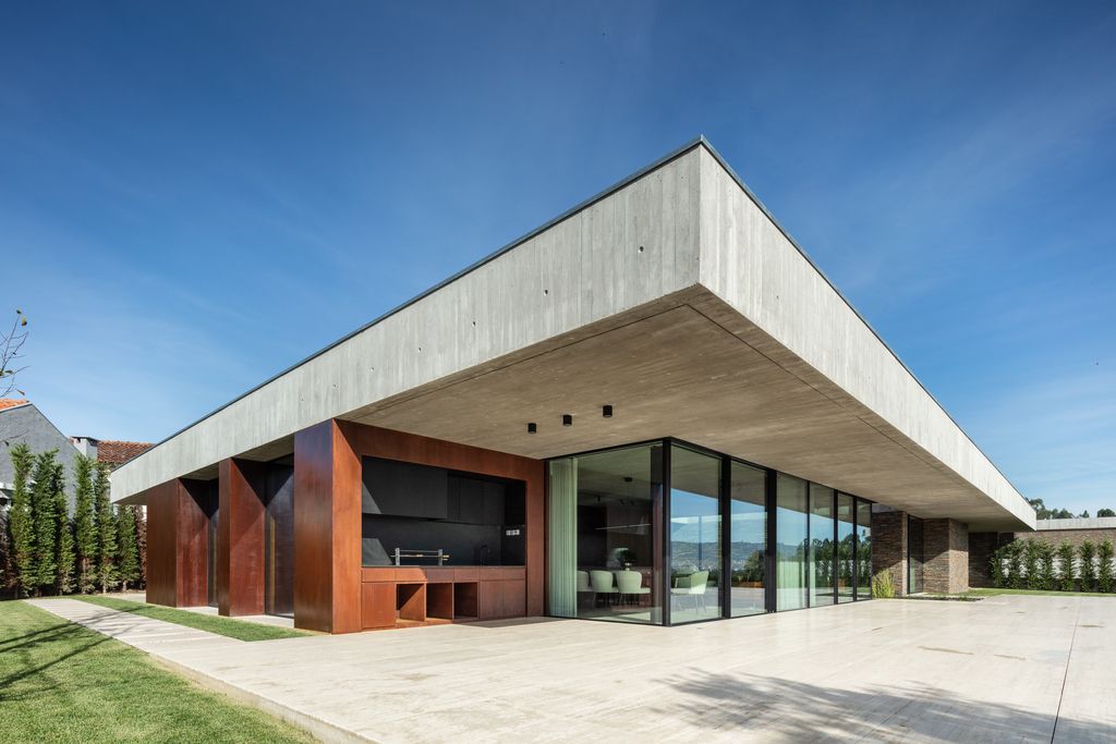 Cork Trees House by Trama Arquitetos a Raw concrete floats over Horizon 20