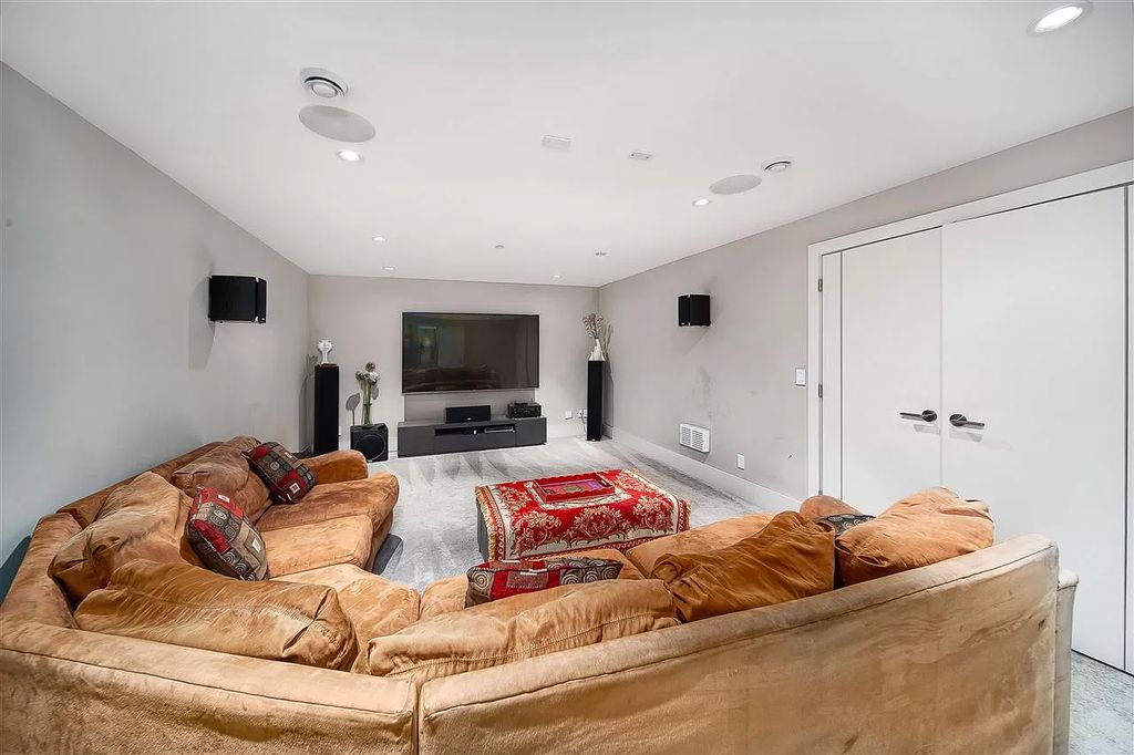 The Fabulous Home in West Vancouver has superb quality & the finest workmanship by Vela Designs now available for sale. This home located at 1010 Wildwood Ln, West Vancouver, BC V7S 2H8, Canada