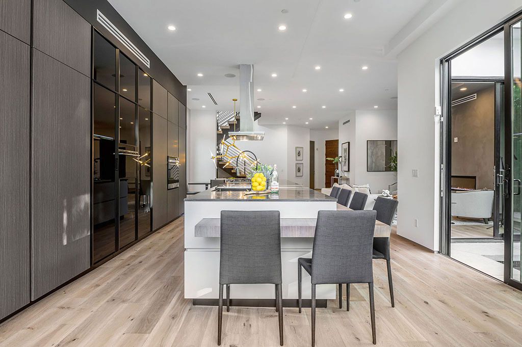 This Flawless Modern Home in Studio City was built and designed by the famous Arzuman Brothers. The house is seamlessly blending exquisite design, and an impeccable choice of quality materials as well as embracing the security and convenience of today’s most up-to-date technology