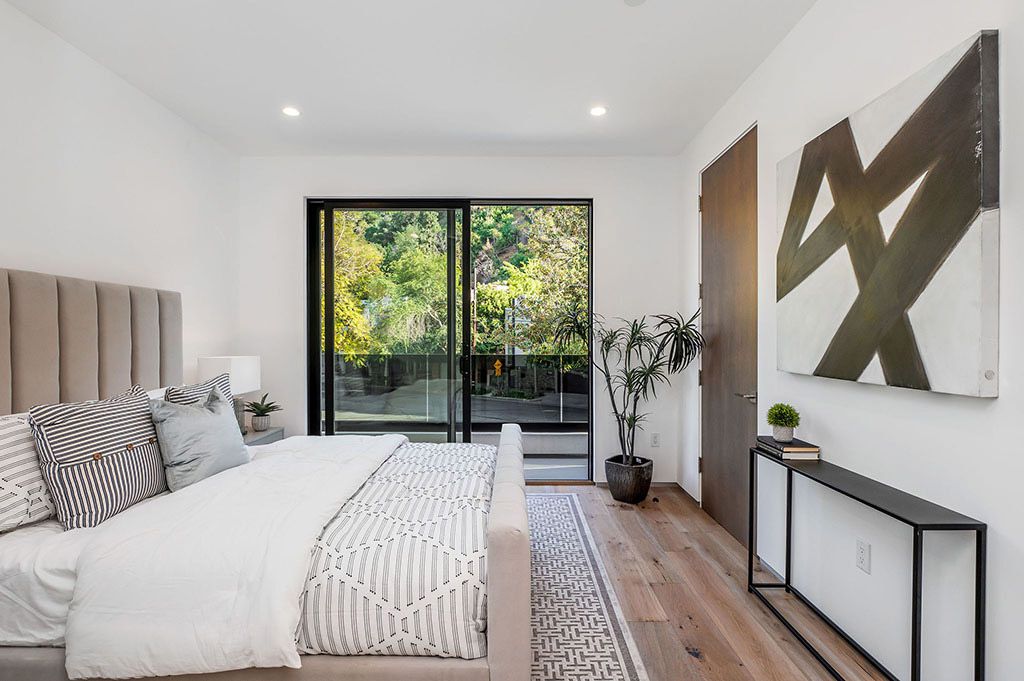 This Flawless Modern Home in Studio City was built and designed by the famous Arzuman Brothers. The house is seamlessly blending exquisite design, and an impeccable choice of quality materials as well as embracing the security and convenience of today’s most up-to-date technology