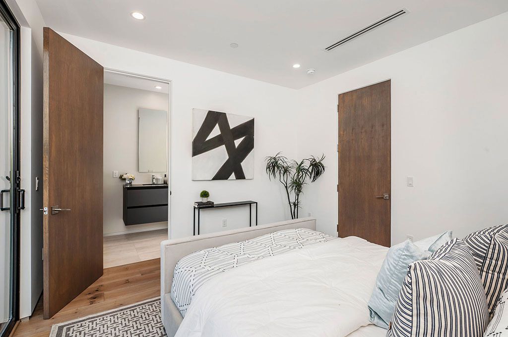 This Flawless Modern Home in Studio City was built and designed by the famous Arzuman Brothers. The house is seamlessly blending exquisite design, and an impeccable choice of quality materials as well as embracing the security and convenience of today’s most up-to-date technology