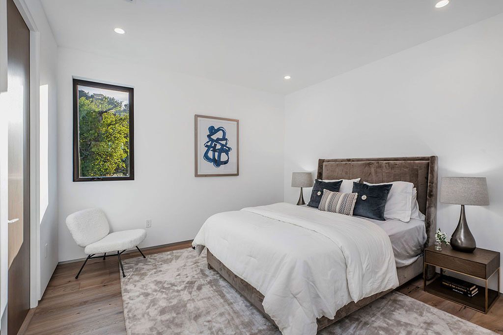 This Flawless Modern Home in Studio City was built and designed by the famous Arzuman Brothers. The house is seamlessly blending exquisite design, and an impeccable choice of quality materials as well as embracing the security and convenience of today’s most up-to-date technology