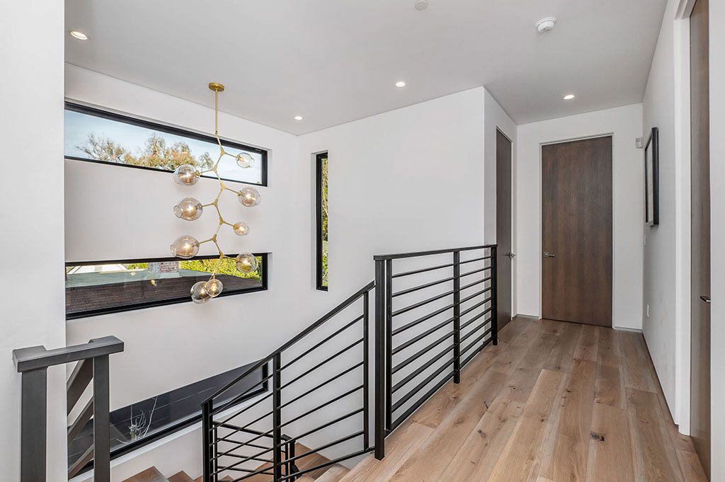 This Flawless Modern Home in Studio City was built and designed by the famous Arzuman Brothers. The house is seamlessly blending exquisite design, and an impeccable choice of quality materials as well as embracing the security and convenience of today’s most up-to-date technology