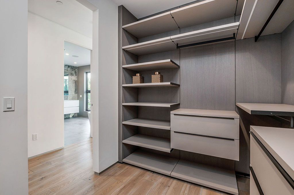 This Flawless Modern Home in Studio City was built and designed by the famous Arzuman Brothers. The house is seamlessly blending exquisite design, and an impeccable choice of quality materials as well as embracing the security and convenience of today’s most up-to-date technology