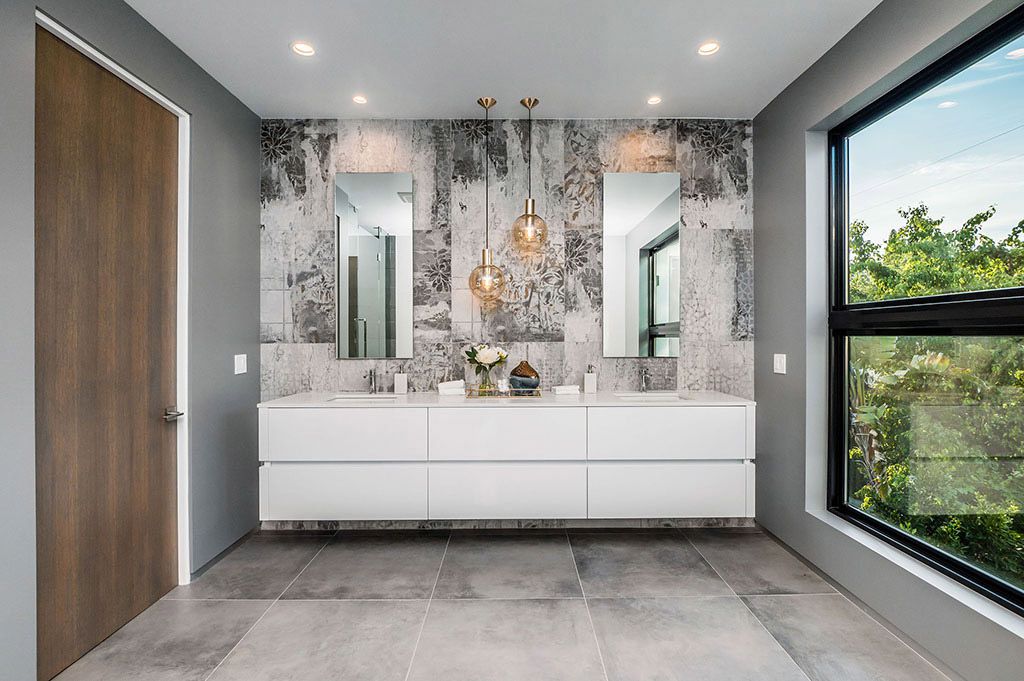 This Flawless Modern Home in Studio City was built and designed by the famous Arzuman Brothers. The house is seamlessly blending exquisite design, and an impeccable choice of quality materials as well as embracing the security and convenience of today’s most up-to-date technology