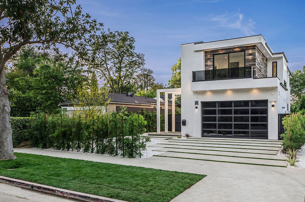 This Flawless Modern Home in Studio City was built and designed by the famous Arzuman Brothers. The house is seamlessly blending exquisite design, and an impeccable choice of quality materials as well as embracing the security and convenience of today’s most up-to-date technology