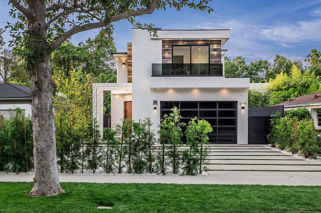 This Flawless Modern Home in Studio City was built and designed by the famous Arzuman Brothers. The house is seamlessly blending exquisite design, and an impeccable choice of quality materials as well as embracing the security and convenience of today’s most up-to-date technology