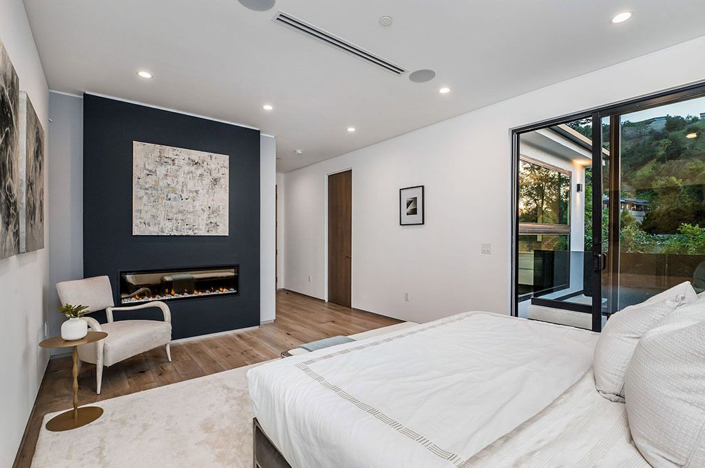 This Flawless Modern Home in Studio City was built and designed by the famous Arzuman Brothers. The house is seamlessly blending exquisite design, and an impeccable choice of quality materials as well as embracing the security and convenience of today’s most up-to-date technology