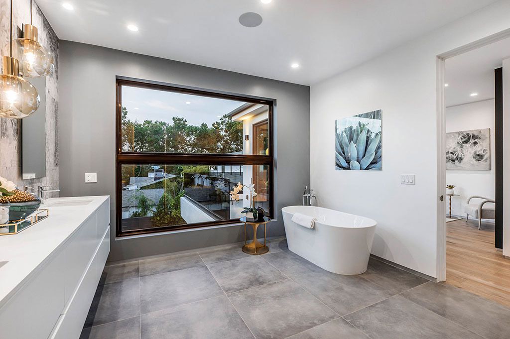 This Flawless Modern Home in Studio City was built and designed by the famous Arzuman Brothers. The house is seamlessly blending exquisite design, and an impeccable choice of quality materials as well as embracing the security and convenience of today’s most up-to-date technology