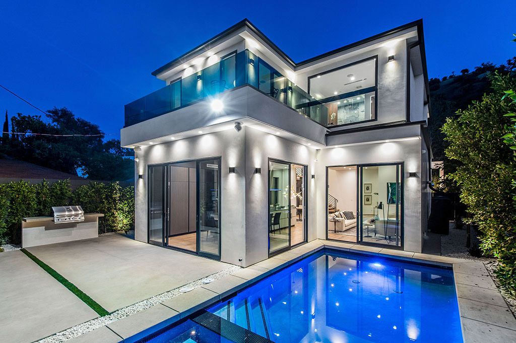 This Flawless Modern Home in Studio City was built and designed by the famous Arzuman Brothers. The house is seamlessly blending exquisite design, and an impeccable choice of quality materials as well as embracing the security and convenience of today’s most up-to-date technology