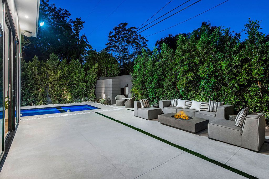 This Flawless Modern Home in Studio City was built and designed by the famous Arzuman Brothers. The house is seamlessly blending exquisite design, and an impeccable choice of quality materials as well as embracing the security and convenience of today’s most up-to-date technology