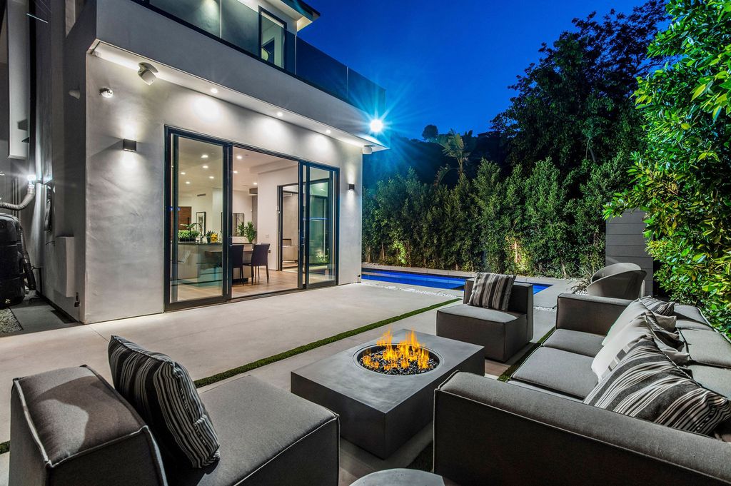 This Flawless Modern Home in Studio City was built and designed by the famous Arzuman Brothers. The house is seamlessly blending exquisite design, and an impeccable choice of quality materials as well as embracing the security and convenience of today’s most up-to-date technology