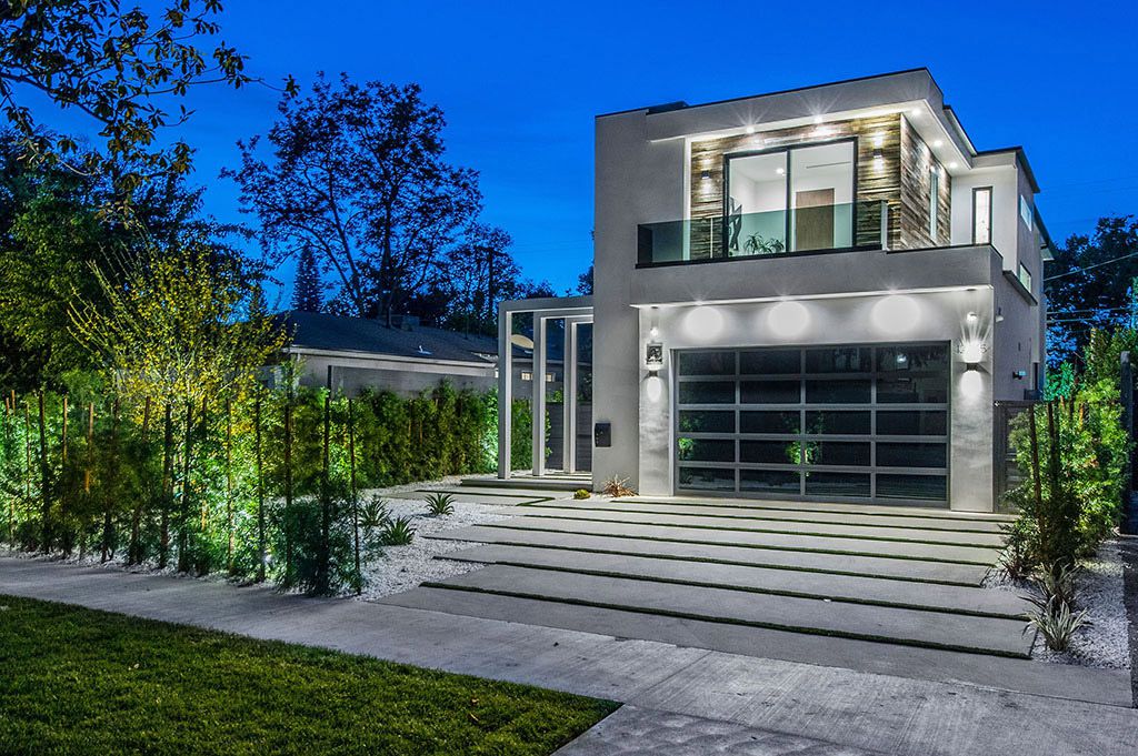 This Flawless Modern Home in Studio City was built and designed by the famous Arzuman Brothers. The house is seamlessly blending exquisite design, and an impeccable choice of quality materials as well as embracing the security and convenience of today’s most up-to-date technology