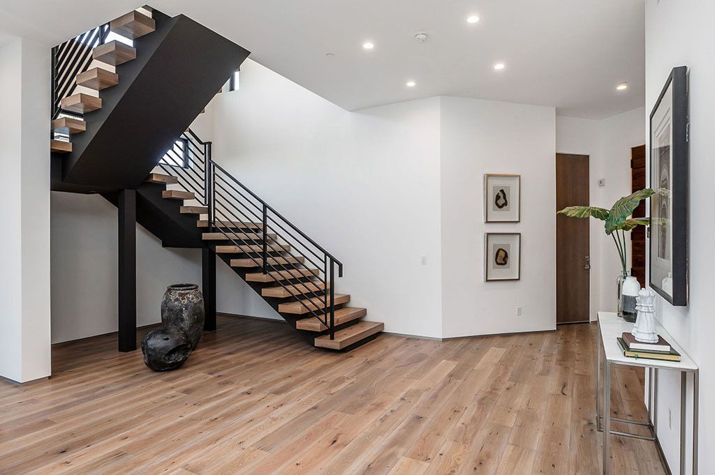 This Flawless Modern Home in Studio City was built and designed by the famous Arzuman Brothers. The house is seamlessly blending exquisite design, and an impeccable choice of quality materials as well as embracing the security and convenience of today’s most up-to-date technology