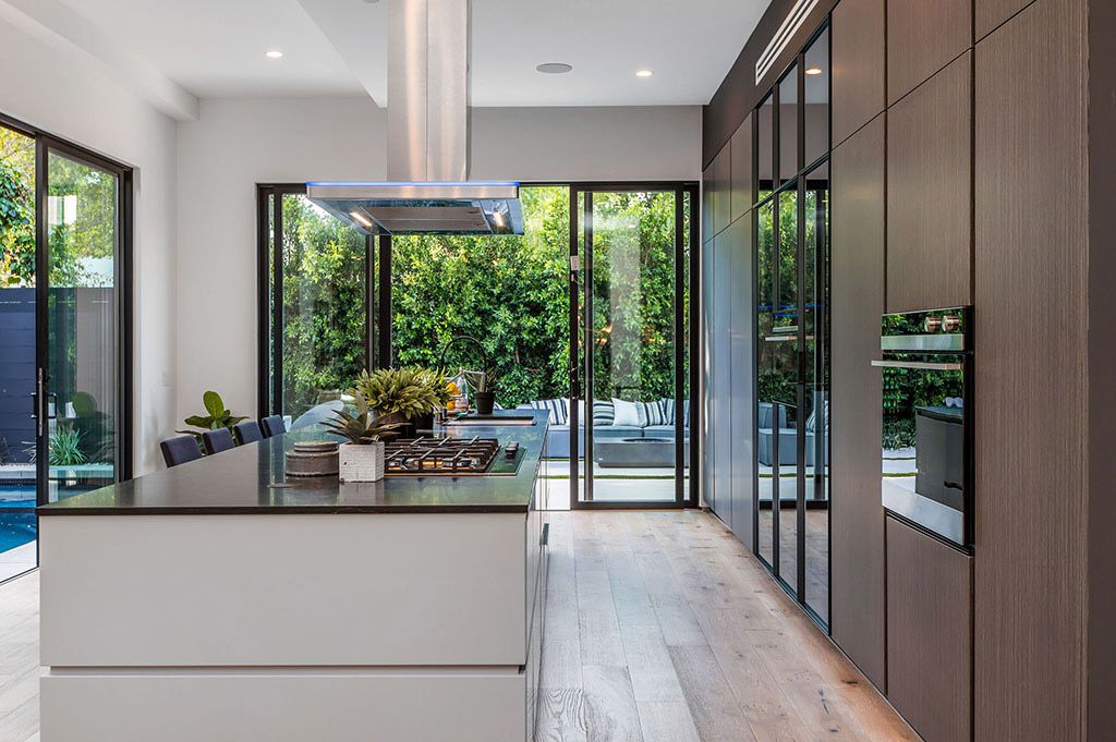 This Flawless Modern Home in Studio City was built and designed by the famous Arzuman Brothers. The house is seamlessly blending exquisite design, and an impeccable choice of quality materials as well as embracing the security and convenience of today’s most up-to-date technology