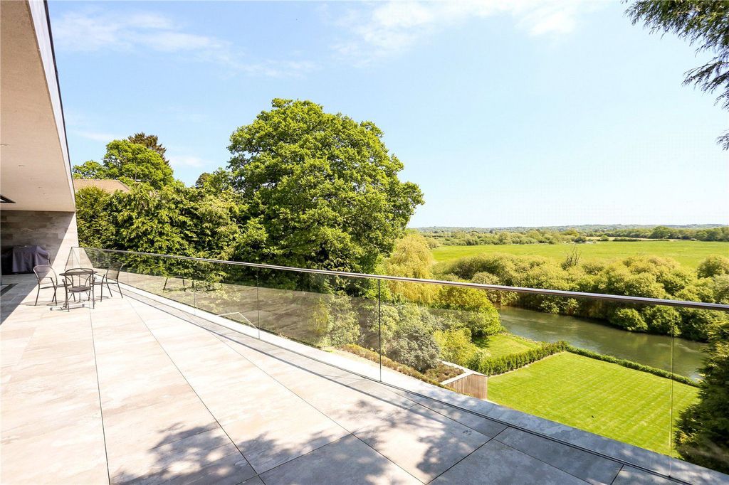 Folding House for Retiree with Stunning River Views by AR Design Studio