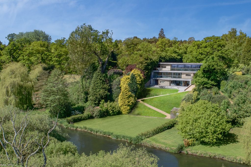 Folding House for Retiree with Stunning River Views by AR Design Studio