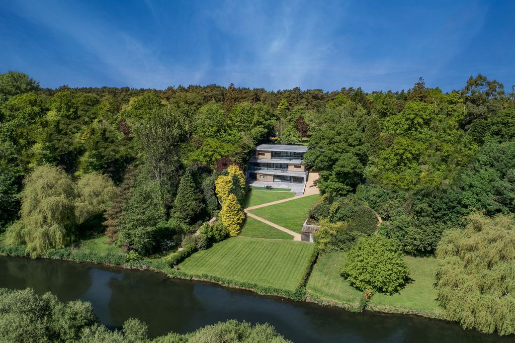 Folding House for Retiree with Stunning River Views by AR Design Studio