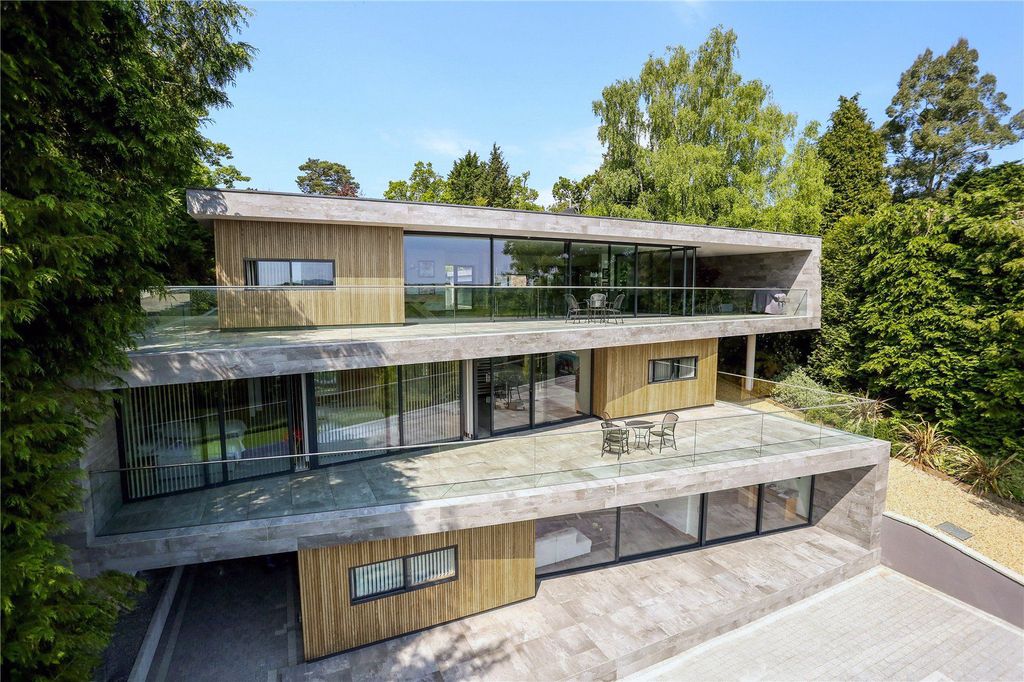 Folding House for Retiree with Stunning River Views by AR Design Studio