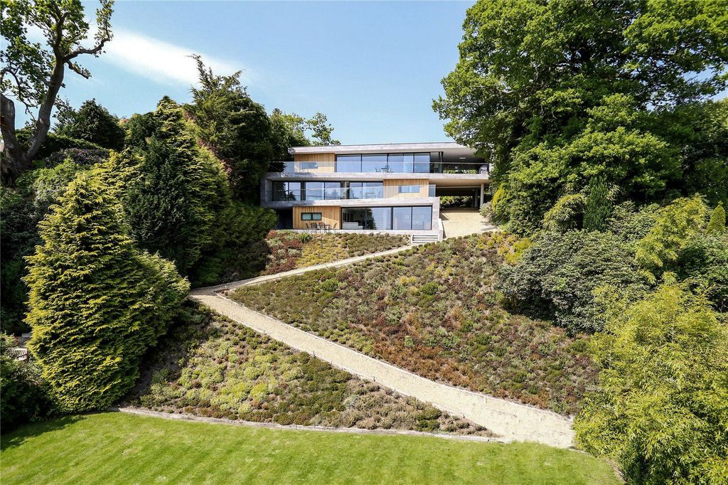 Folding House for Retiree with Stunning River Views by AR Design Studio