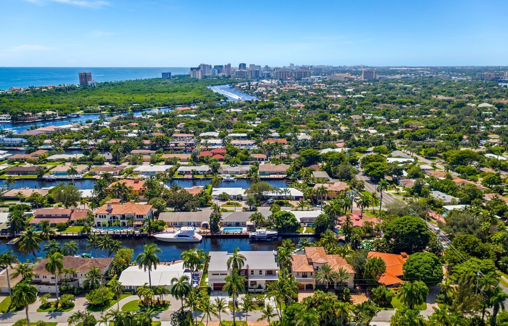 This Fort Lauderdale House in Florida was executed by legendary Ark Residential Corp. The property is the perfect mix between the mid-century modern design and some modern flair