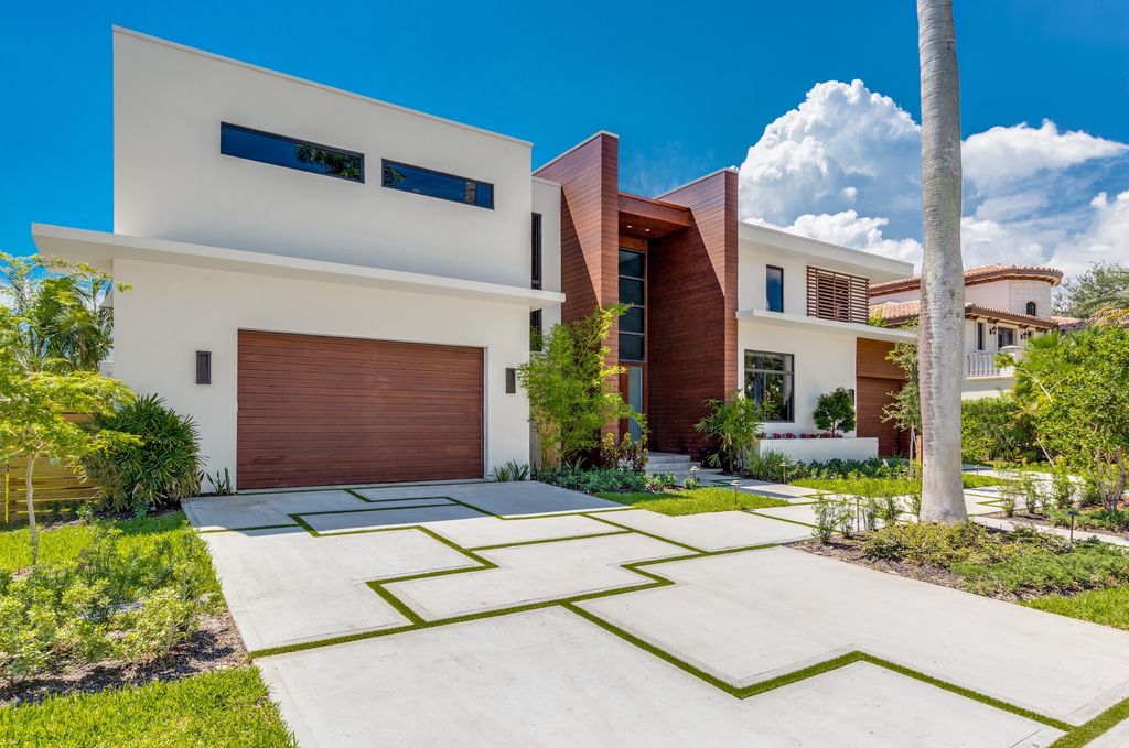 This Fort Lauderdale House in Florida was executed by legendary Ark Residential Corp. The property is the perfect mix between the mid-century modern design and some modern flair