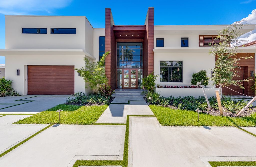 This Fort Lauderdale House in Florida was executed by legendary Ark Residential Corp. The property is the perfect mix between the mid-century modern design and some modern flair