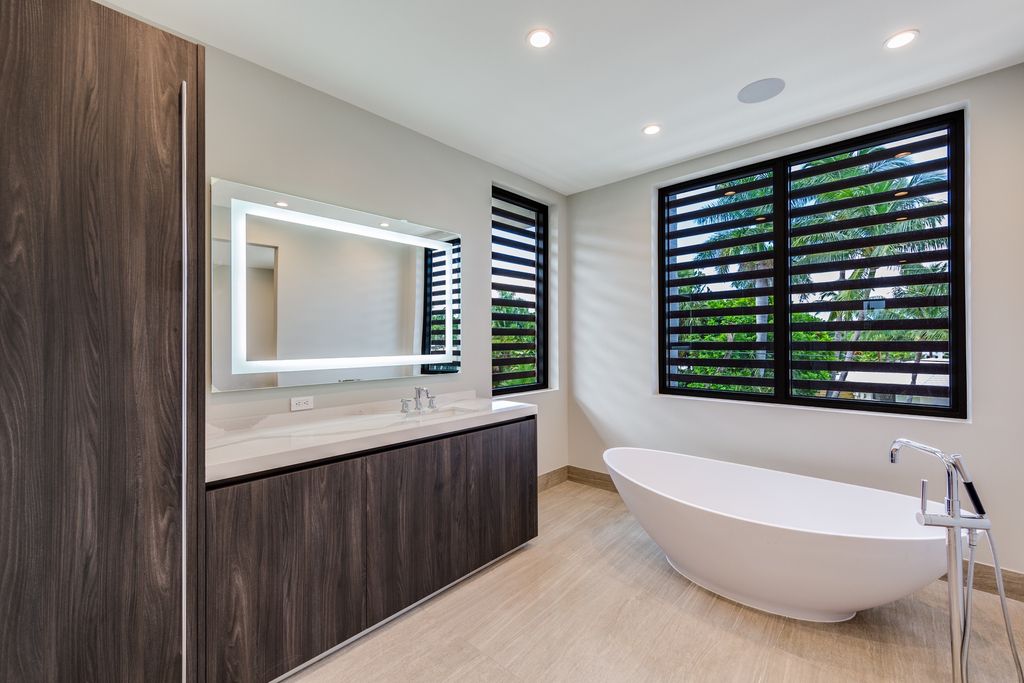 This Fort Lauderdale House in Florida was executed by legendary Ark Residential Corp. The property is the perfect mix between the mid-century modern design and some modern flair