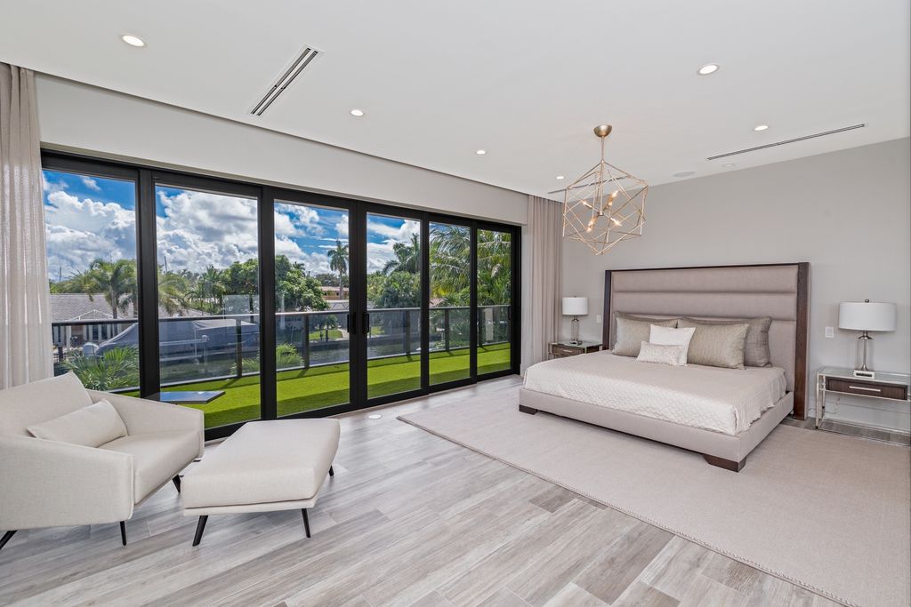 This Fort Lauderdale House in Florida was executed by legendary Ark Residential Corp. The property is the perfect mix between the mid-century modern design and some modern flair