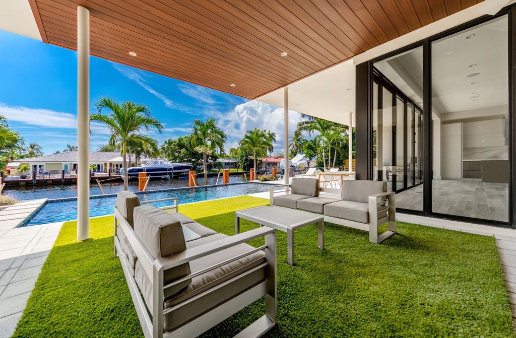 This Fort Lauderdale House in Florida was executed by legendary Ark Residential Corp. The property is the perfect mix between the mid-century modern design and some modern flair
