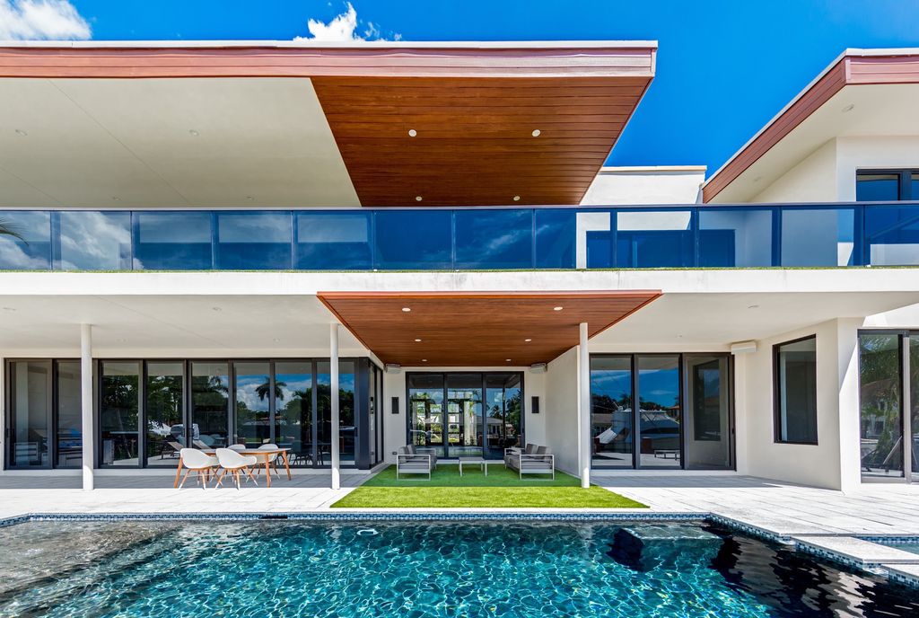 This Fort Lauderdale House in Florida was executed by legendary Ark Residential Corp. The property is the perfect mix between the mid-century modern design and some modern flair