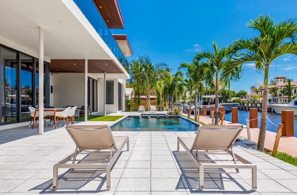 This Fort Lauderdale House in Florida was executed by legendary Ark Residential Corp. The property is the perfect mix between the mid-century modern design and some modern flair