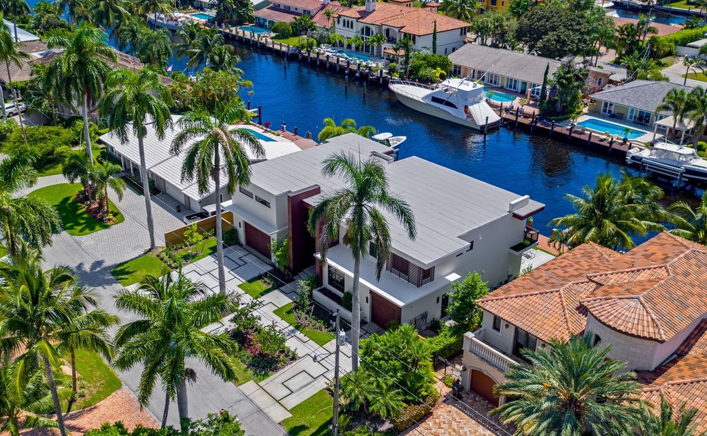 This Fort Lauderdale House in Florida was executed by legendary Ark Residential Corp. The property is the perfect mix between the mid-century modern design and some modern flair