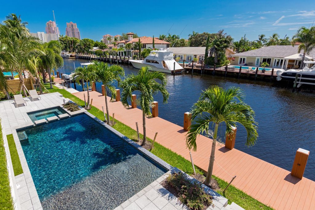 This Fort Lauderdale House in Florida was executed by legendary Ark Residential Corp. The property is the perfect mix between the mid-century modern design and some modern flair