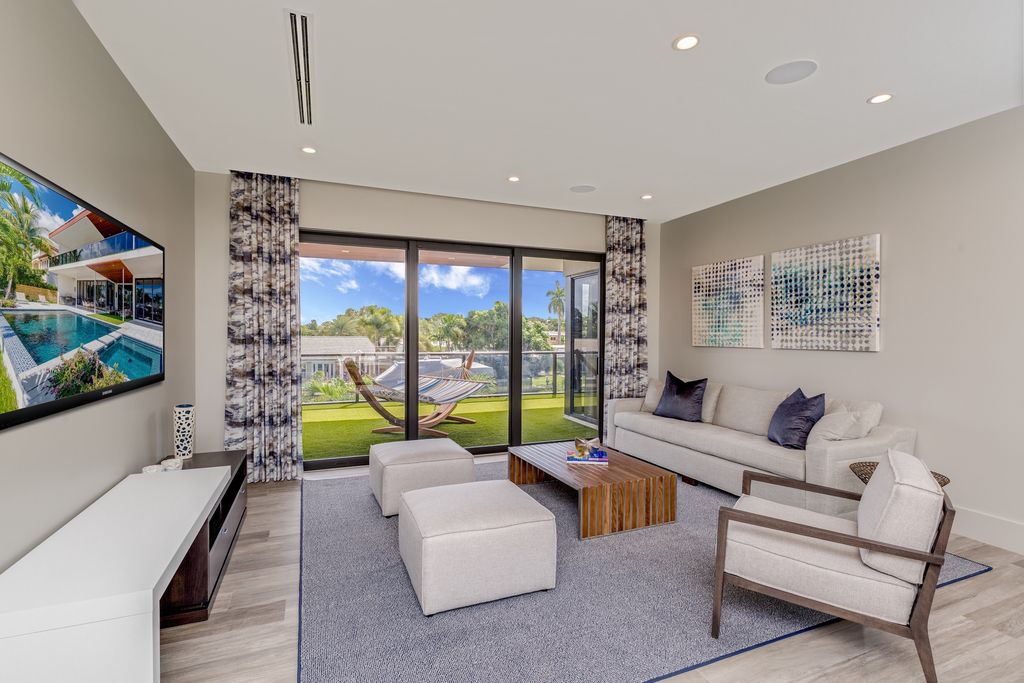 This Fort Lauderdale House in Florida was executed by legendary Ark Residential Corp. The property is the perfect mix between the mid-century modern design and some modern flair