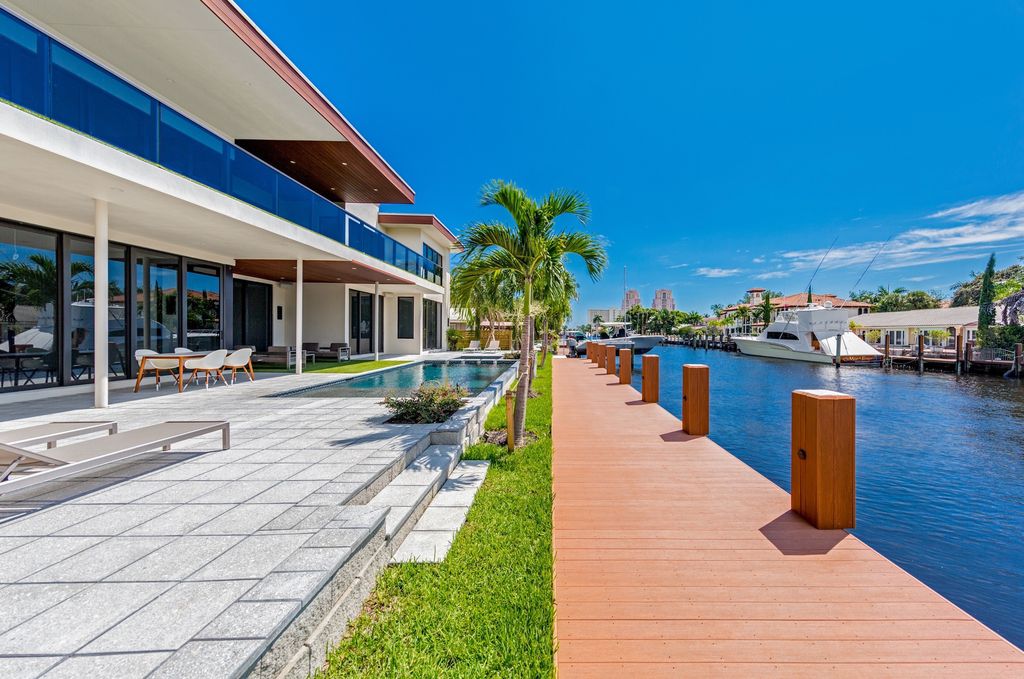 This Fort Lauderdale House in Florida was executed by legendary Ark Residential Corp. The property is the perfect mix between the mid-century modern design and some modern flair