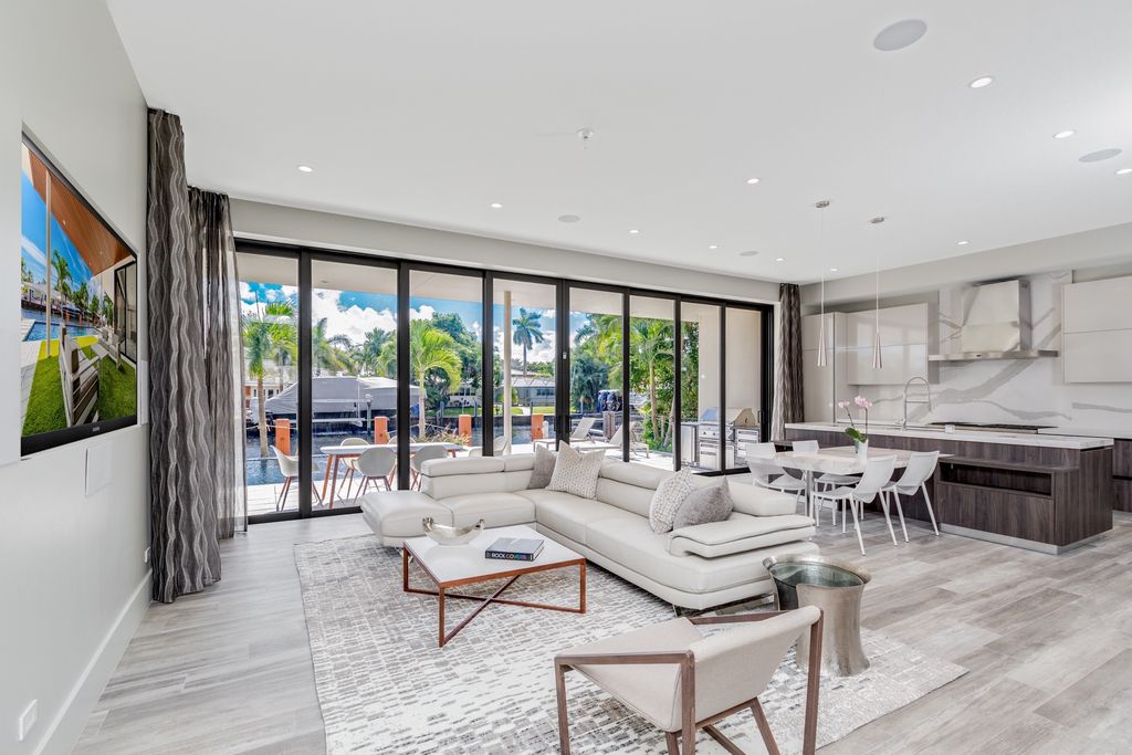 This Fort Lauderdale House in Florida was executed by legendary Ark Residential Corp. The property is the perfect mix between the mid-century modern design and some modern flair