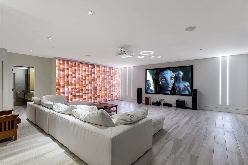 The Gorgeous House in West Vancouver is an ultra-luxurious now available for sale. This home located at 625 Saint Andrews Rd, West Vancouver, BC V7S 1V5, Canada