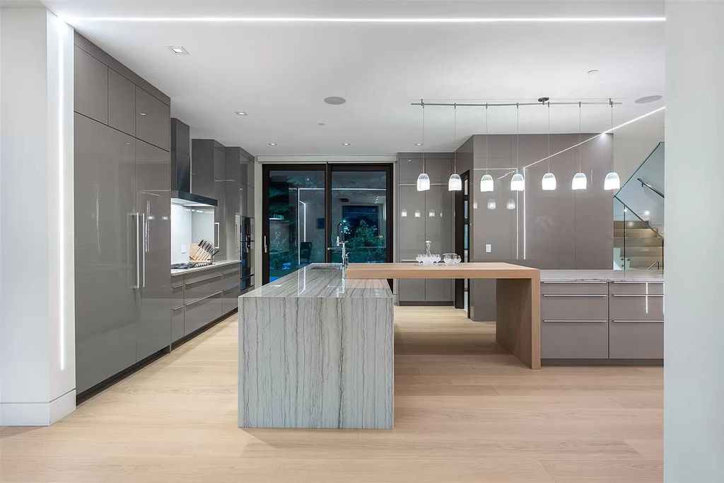 The Gorgeous House in West Vancouver is an ultra-luxurious now available for sale. This home located at 625 Saint Andrews Rd, West Vancouver, BC V7S 1V5, Canada