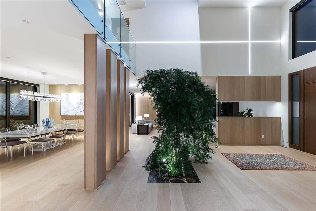 The Gorgeous House in West Vancouver is an ultra-luxurious now available for sale. This home located at 625 Saint Andrews Rd, West Vancouver, BC V7S 1V5, Canada