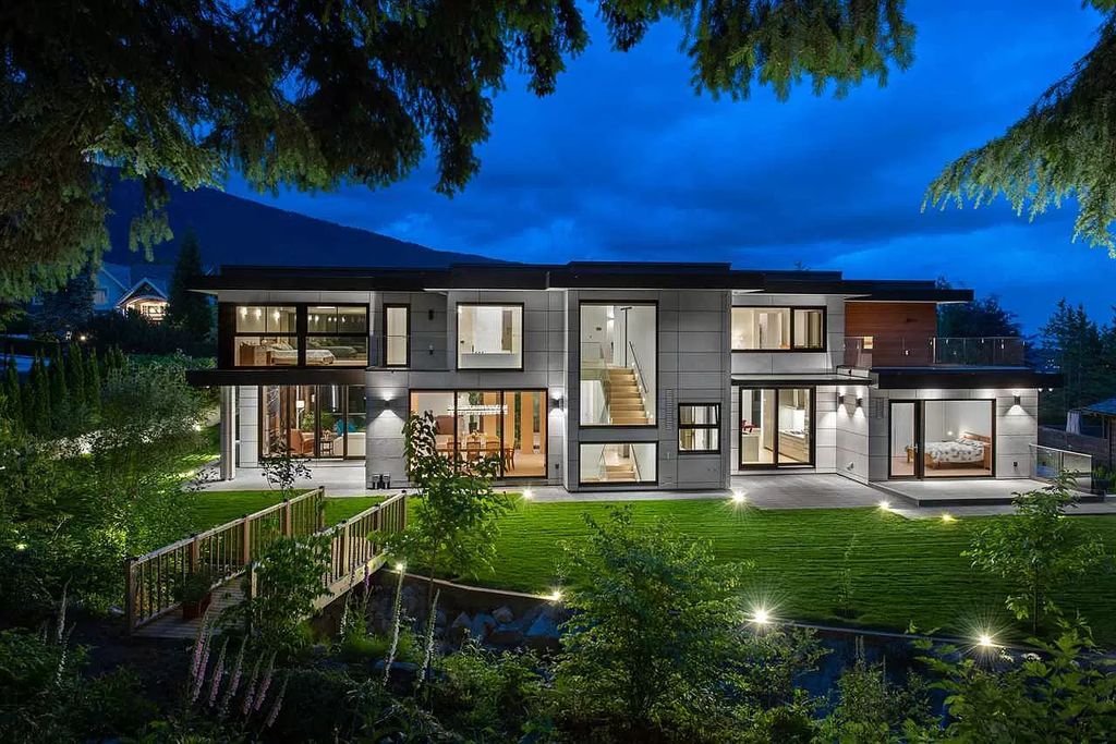 The Gorgeous House in West Vancouver is an ultra-luxurious now available for sale. This home located at 625 Saint Andrews Rd, West Vancouver, BC V7S 1V5, Canada