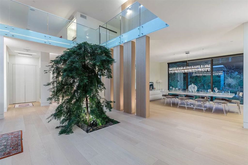 The Gorgeous House in West Vancouver is an ultra-luxurious now available for sale. This home located at 625 Saint Andrews Rd, West Vancouver, BC V7S 1V5, Canada