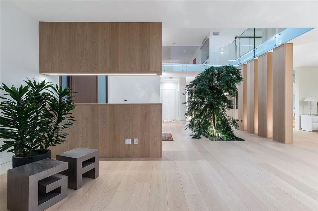 The Gorgeous House in West Vancouver is an ultra-luxurious now available for sale. This home located at 625 Saint Andrews Rd, West Vancouver, BC V7S 1V5, Canada