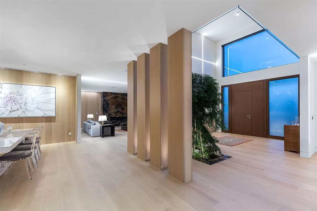 The Gorgeous House in West Vancouver is an ultra-luxurious now available for sale. This home located at 625 Saint Andrews Rd, West Vancouver, BC V7S 1V5, Canada