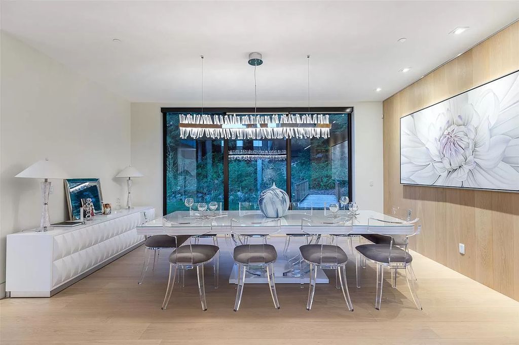 The Gorgeous House in West Vancouver is an ultra-luxurious now available for sale. This home located at 625 Saint Andrews Rd, West Vancouver, BC V7S 1V5, Canada