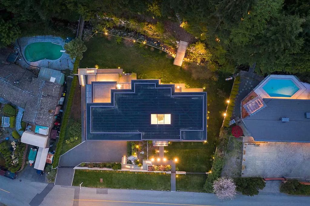 The Gorgeous House in West Vancouver is an ultra-luxurious now available for sale. This home located at 625 Saint Andrews Rd, West Vancouver, BC V7S 1V5, Canada