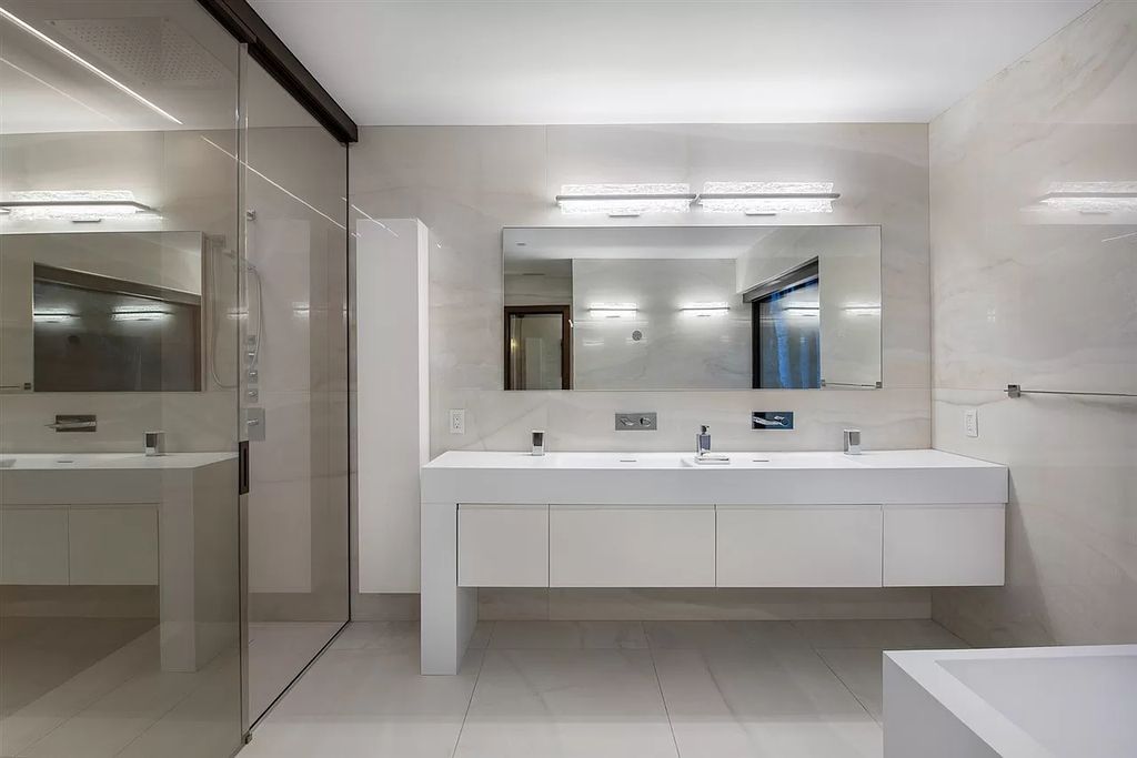 The Gorgeous House in West Vancouver is an ultra-luxurious now available for sale. This home located at 625 Saint Andrews Rd, West Vancouver, BC V7S 1V5, Canada