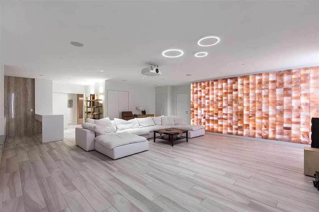 The Gorgeous House in West Vancouver is an ultra-luxurious now available for sale. This home located at 625 Saint Andrews Rd, West Vancouver, BC V7S 1V5, Canada