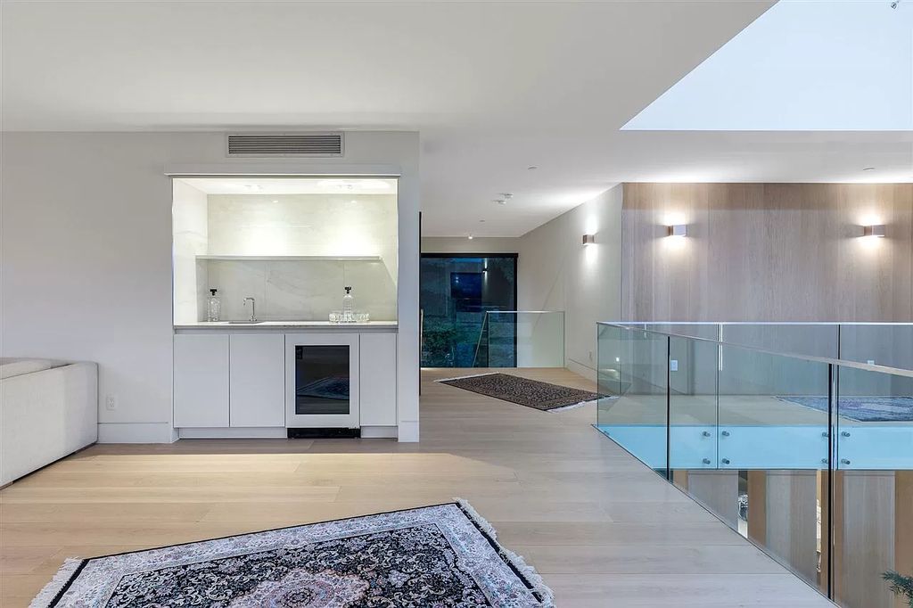 The Gorgeous House in West Vancouver is an ultra-luxurious now available for sale. This home located at 625 Saint Andrews Rd, West Vancouver, BC V7S 1V5, Canada