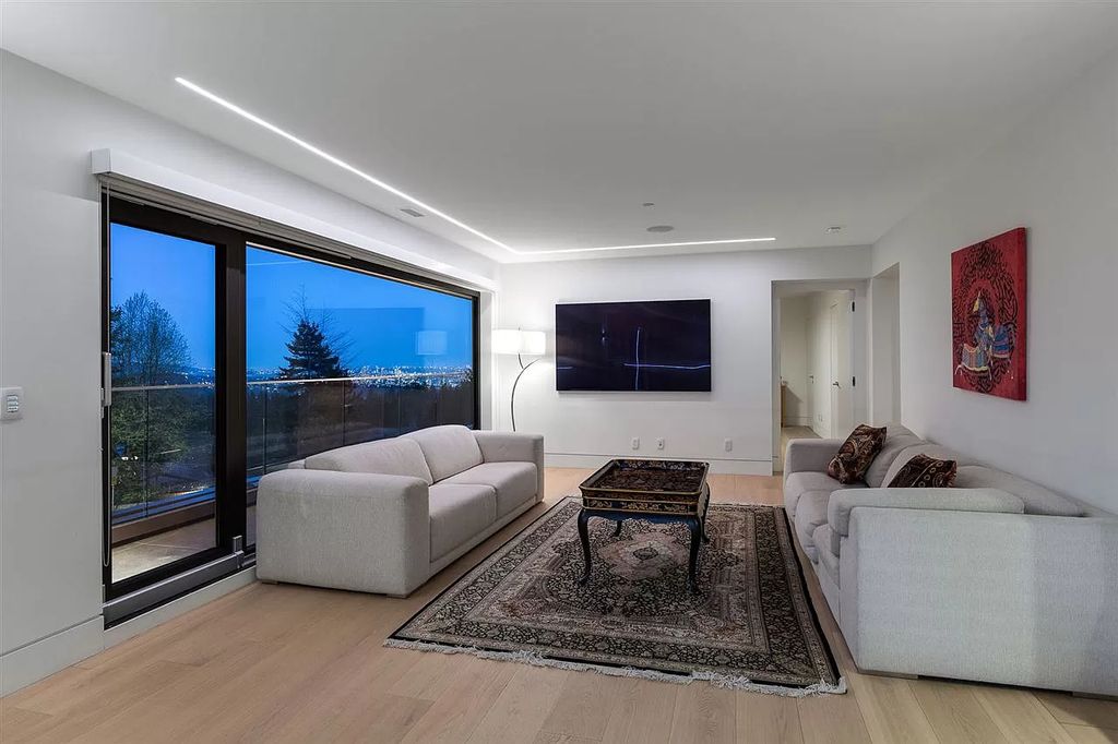 The Gorgeous House in West Vancouver is an ultra-luxurious now available for sale. This home located at 625 Saint Andrews Rd, West Vancouver, BC V7S 1V5, Canada